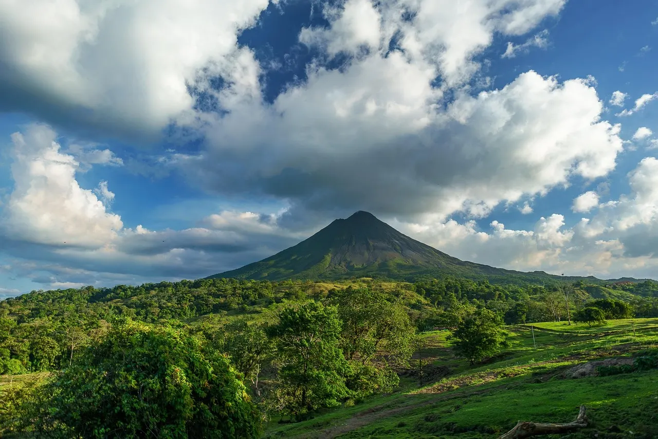 De kegelvormige Arenal-vulkaan boven het groene heuvellandschap rond La Fortuna